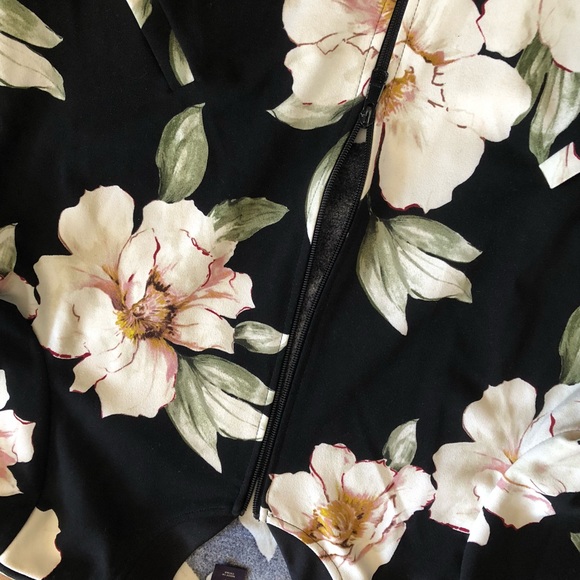 Floral bomber jacket and cropped pants set. - Picture 6 of 6